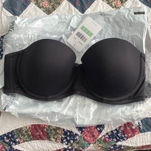 Black strapless bra